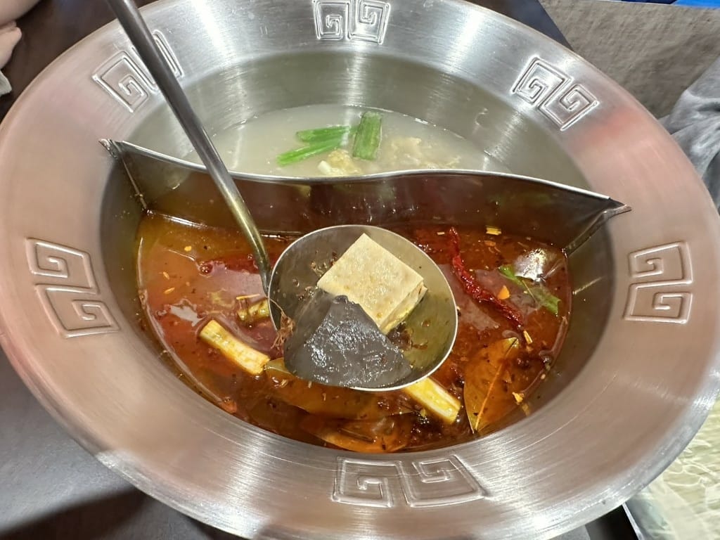 【桃園市中壢區】紅紅麻辣串串火鍋店｜新開幕的正宗四川牛油麻辣