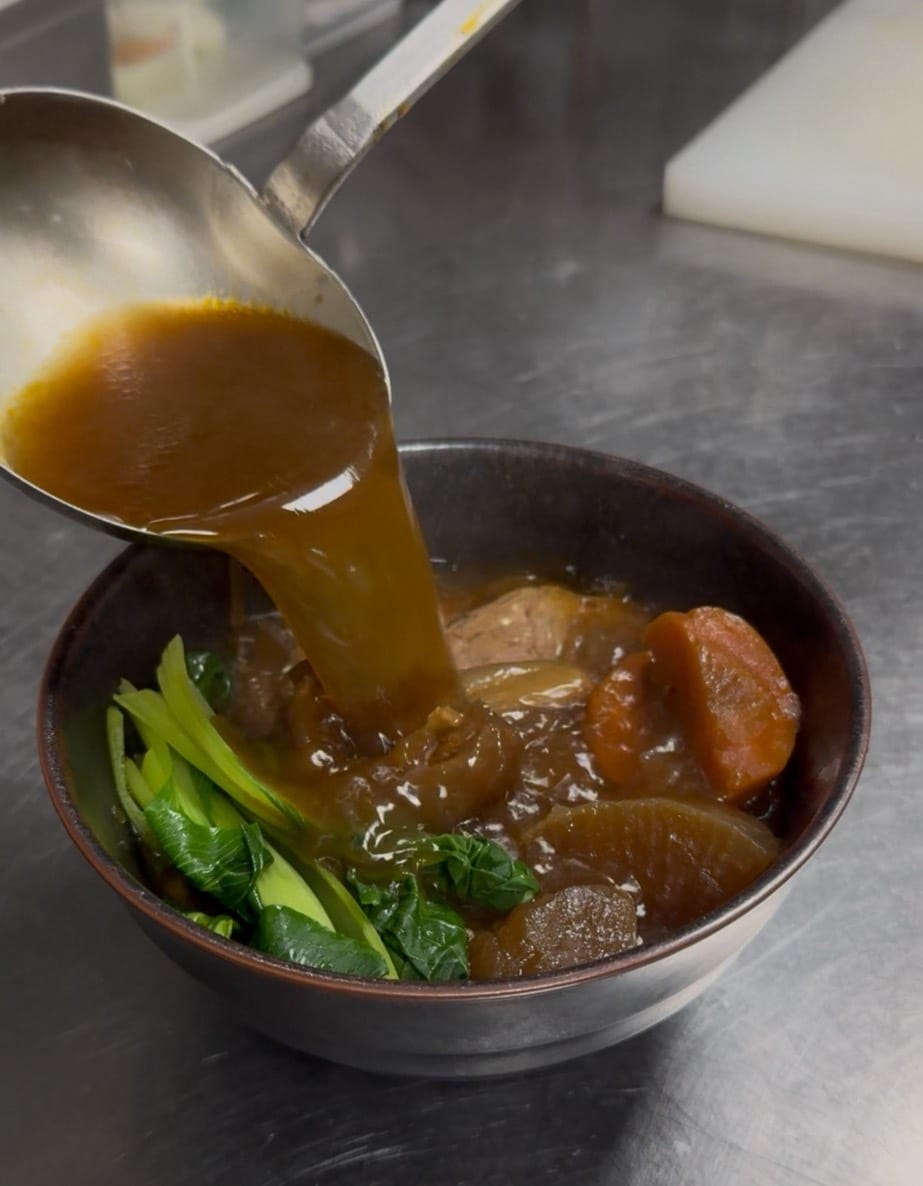 【台北中山區｜MJ餐酒館】｜秘傳老兵牛肉麵與慢燉老母雞湯麵的