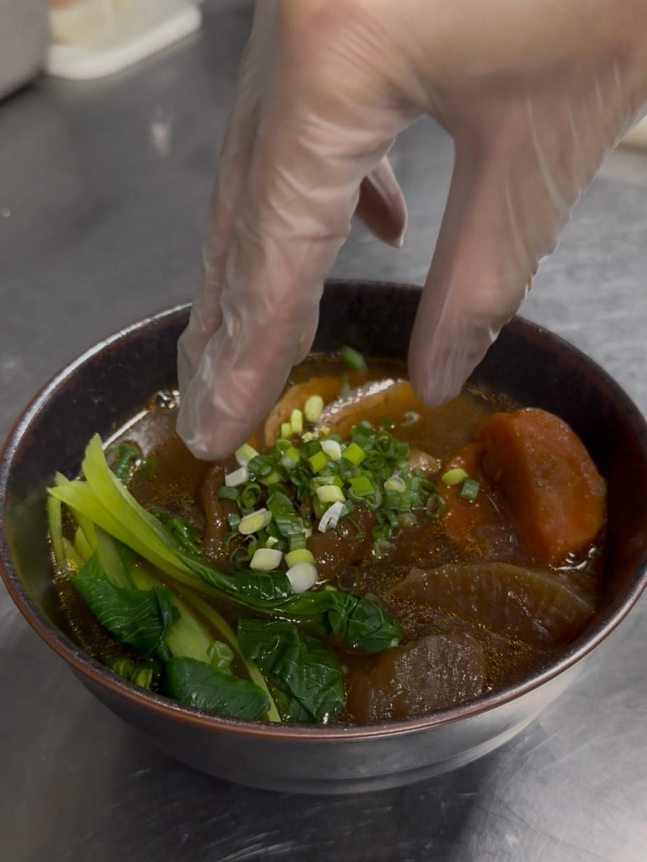 【台北中山區｜MJ餐酒館】｜秘傳老兵牛肉麵與慢燉老母雞湯麵的