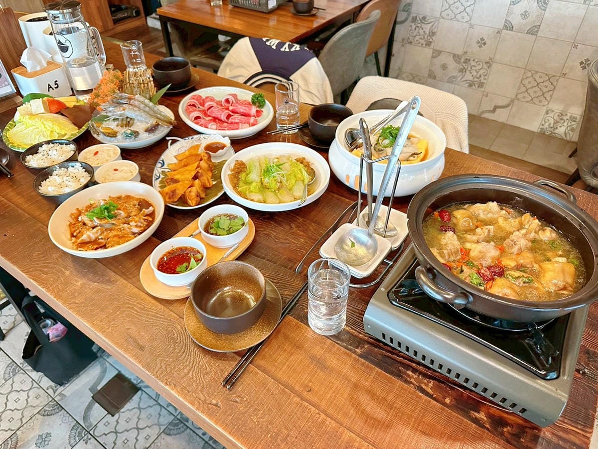 【台北大安區|仨弄砂鍋煲】|忠孝新生巷弄裡的法式溫柔,冬夜必吃的養顏蹄花鍋與熱炒! - 第2張圖 【台北大安區|仨弄砂鍋煲】|忠孝新生巷弄裡的法式溫柔,冬夜必吃的養顏蹄花鍋與熱炒!