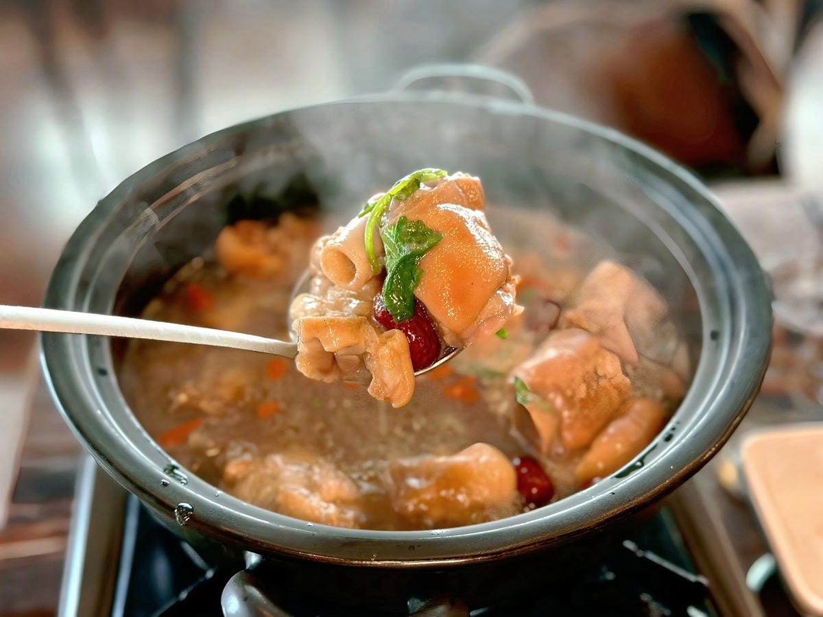 【台北大安區|仨弄砂鍋煲】|忠孝新生巷弄裡的法式溫柔,冬夜必吃的養顏蹄花鍋與熱炒! - 第9張圖 【台北大安區|仨弄砂鍋煲】|忠孝新生巷弄裡的法式溫柔,冬夜必吃的養顏蹄花鍋與熱炒!