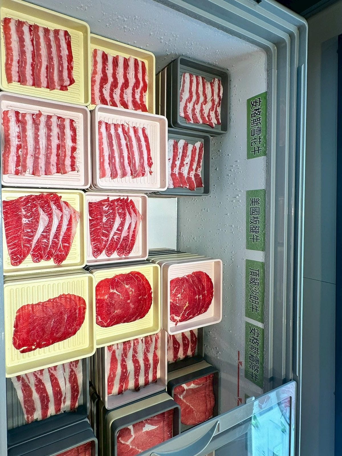 【桃園中壢區|呀屋火鍋烤串吃到飽(新開幕)】|海鮮控拍胸口推薦!滿桌海味、肉品漂亮、串燒現烤超加分,一家人吃得幸福飽飽 - 第11張圖 【桃園中壢區|呀屋火鍋烤串吃到飽(新開幕)】|海鮮控拍胸口推薦!滿桌海味、肉品漂亮、串燒現烤超加分,一家人吃得幸福飽飽