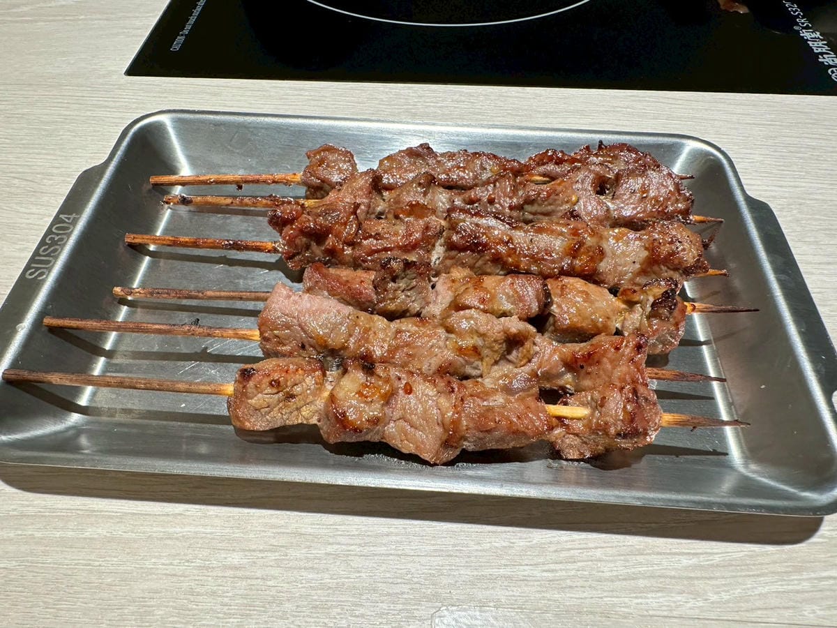 【桃園中壢區|呀屋火鍋烤串吃到飽(新開幕)】|海鮮控拍胸口推薦!滿桌海味、肉品漂亮、串燒現烤超加分,一家人吃得幸福飽飽 - 第14張圖 【桃園中壢區|呀屋火鍋烤串吃到飽(新開幕)】|海鮮控拍胸口推薦!滿桌海味、肉品漂亮、串燒現烤超加分,一家人吃得幸福飽飽