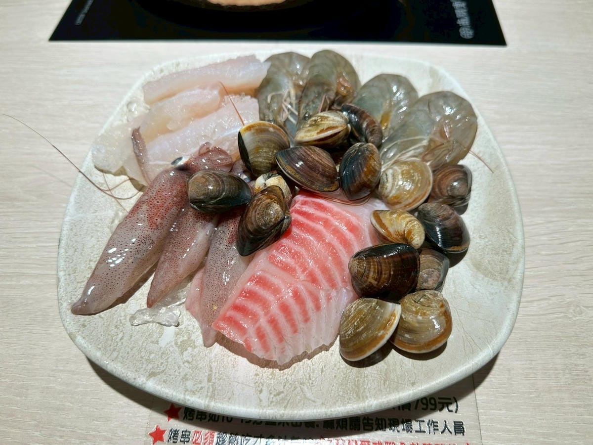 【桃園中壢區｜呀屋火鍋烤串吃到飽（新開幕）】｜海鮮控拍胸口推薦！滿桌海味、肉品漂亮、串燒現烤超加分，一家人吃得幸福飽飽