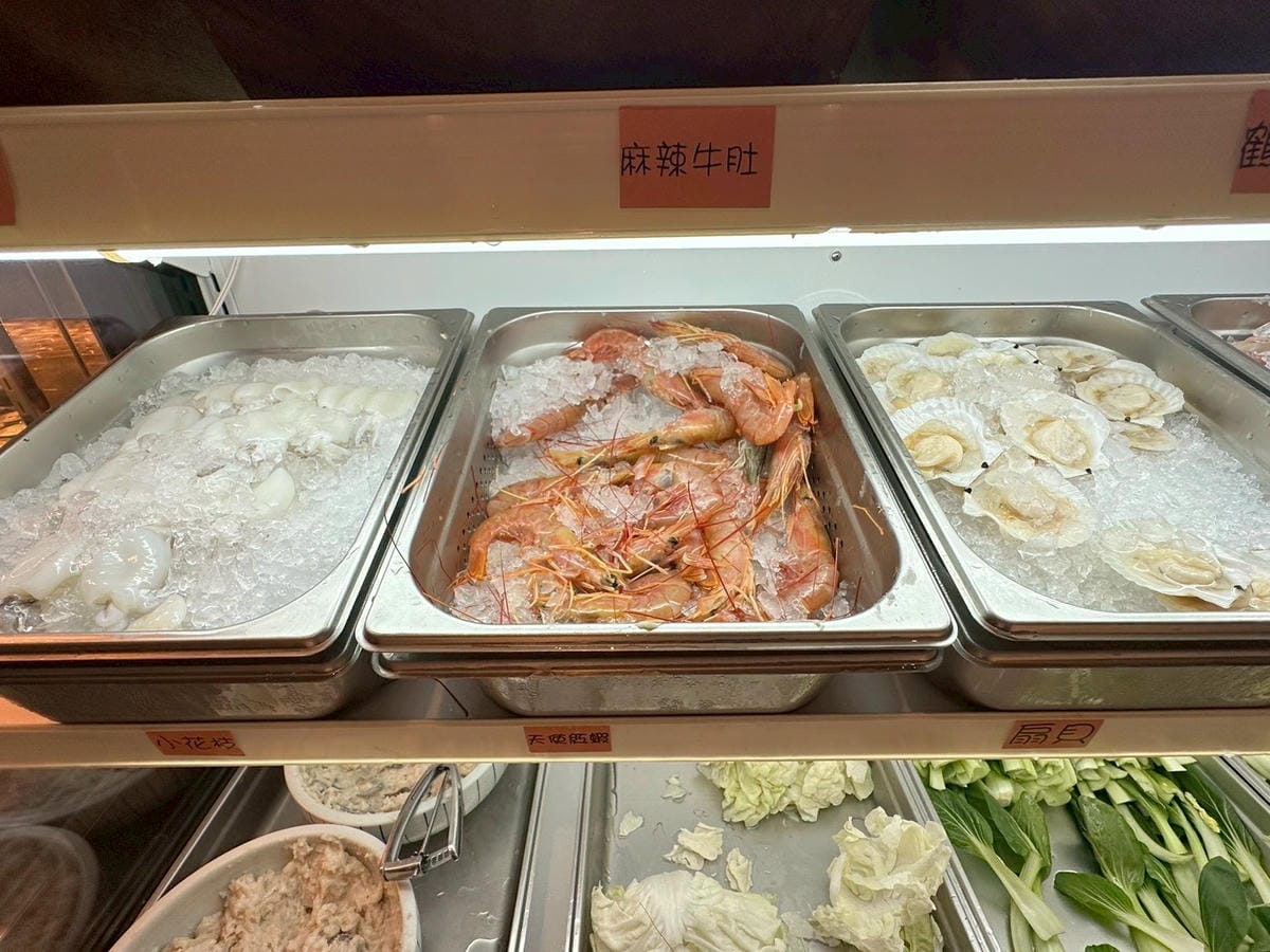 【桃園中壢區|呀屋火鍋烤串吃到飽(新開幕)】|海鮮控拍胸口推薦!滿桌海味、肉品漂亮、串燒現烤超加分,一家人吃得幸福飽飽 - 第6張圖 【桃園中壢區|呀屋火鍋烤串吃到飽(新開幕)】|海鮮控拍胸口推薦!滿桌海味、肉品漂亮、串燒現烤超加分,一家人吃得幸福飽飽