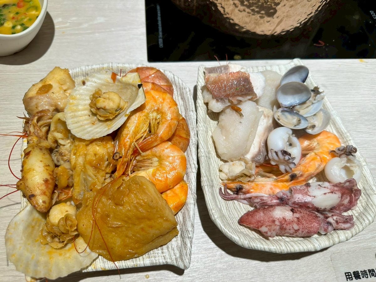 【桃園中壢區|呀屋火鍋烤串吃到飽(新開幕)】|海鮮控拍胸口推薦!滿桌海味、肉品漂亮、串燒現烤超加分,一家人吃得幸福飽飽 - 第9張圖 【桃園中壢區|呀屋火鍋烤串吃到飽(新開幕)】|海鮮控拍胸口推薦!滿桌海味、肉品漂亮、串燒現烤超加分,一家人吃得幸福飽飽