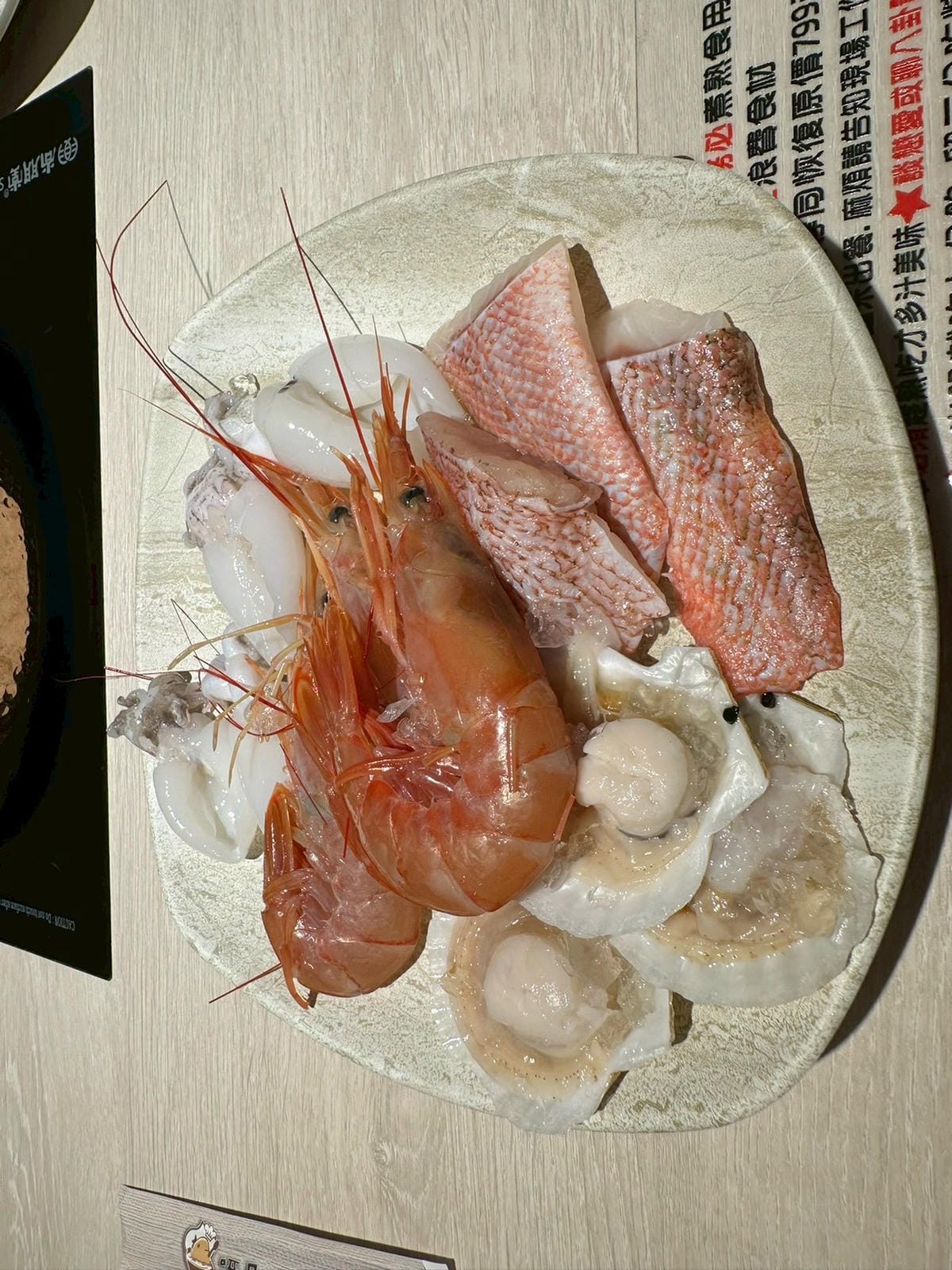 【桃園中壢區|呀屋火鍋烤串吃到飽(新開幕)】|海鮮控拍胸口推薦!滿桌海味、肉品漂亮、串燒現烤超加分,一家人吃得幸福飽飽 - 第4張圖 【桃園中壢區|呀屋火鍋烤串吃到飽(新開幕)】|海鮮控拍胸口推薦!滿桌海味、肉品漂亮、串燒現烤超加分,一家人吃得幸福飽飽