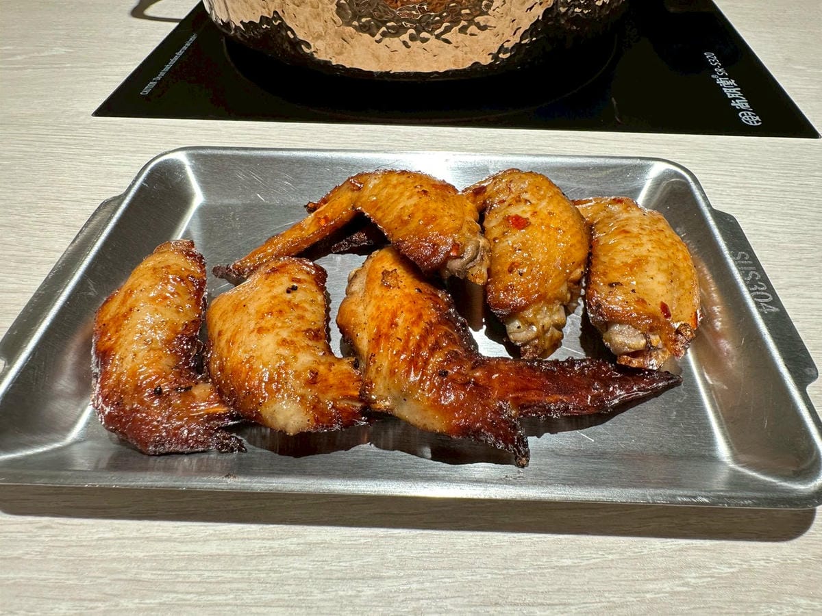 【桃園中壢區|呀屋火鍋烤串吃到飽(新開幕)】|海鮮控拍胸口推薦!滿桌海味、肉品漂亮、串燒現烤超加分,一家人吃得幸福飽飽 - 第16張圖 【桃園中壢區|呀屋火鍋烤串吃到飽(新開幕)】|海鮮控拍胸口推薦!滿桌海味、肉品漂亮、串燒現烤超加分,一家人吃得幸福飽飽