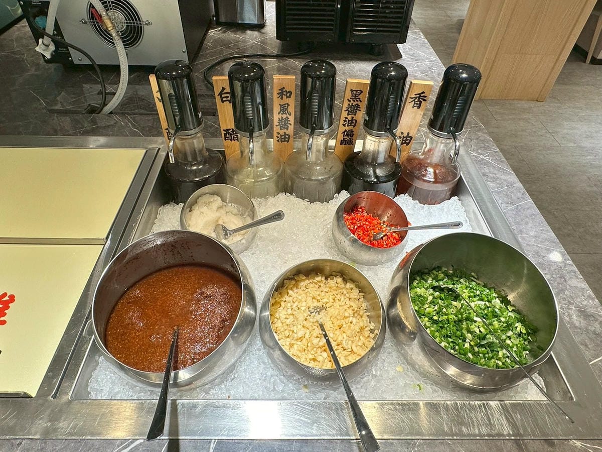 【桃園中壢區|呀屋火鍋烤串吃到飽(新開幕)】|海鮮控拍胸口推薦!滿桌海味、肉品漂亮、串燒現烤超加分,一家人吃得幸福飽飽 - 第24張圖 【桃園中壢區|呀屋火鍋烤串吃到飽(新開幕)】|海鮮控拍胸口推薦!滿桌海味、肉品漂亮、串燒現烤超加分,一家人吃得幸福飽飽