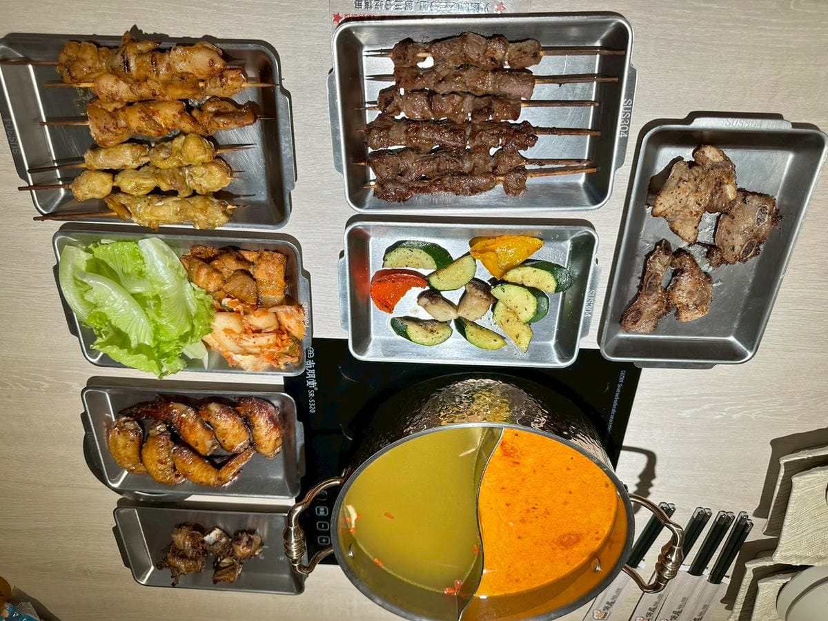 【桃園中壢區|呀屋火鍋烤串吃到飽(新開幕)】|海鮮控拍胸口推薦!滿桌海味、肉品漂亮、串燒現烤超加分,一家人吃得幸福飽飽 - 第18張圖 【桃園中壢區|呀屋火鍋烤串吃到飽(新開幕)】|海鮮控拍胸口推薦!滿桌海味、肉品漂亮、串燒現烤超加分,一家人吃得幸福飽飽