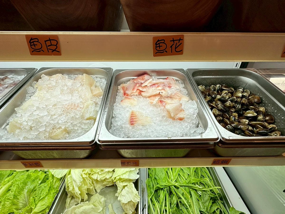 【桃園中壢區|呀屋火鍋烤串吃到飽(新開幕)】|海鮮控拍胸口推薦!滿桌海味、肉品漂亮、串燒現烤超加分,一家人吃得幸福飽飽 - 第8張圖 【桃園中壢區|呀屋火鍋烤串吃到飽(新開幕)】|海鮮控拍胸口推薦!滿桌海味、肉品漂亮、串燒現烤超加分,一家人吃得幸福飽飽