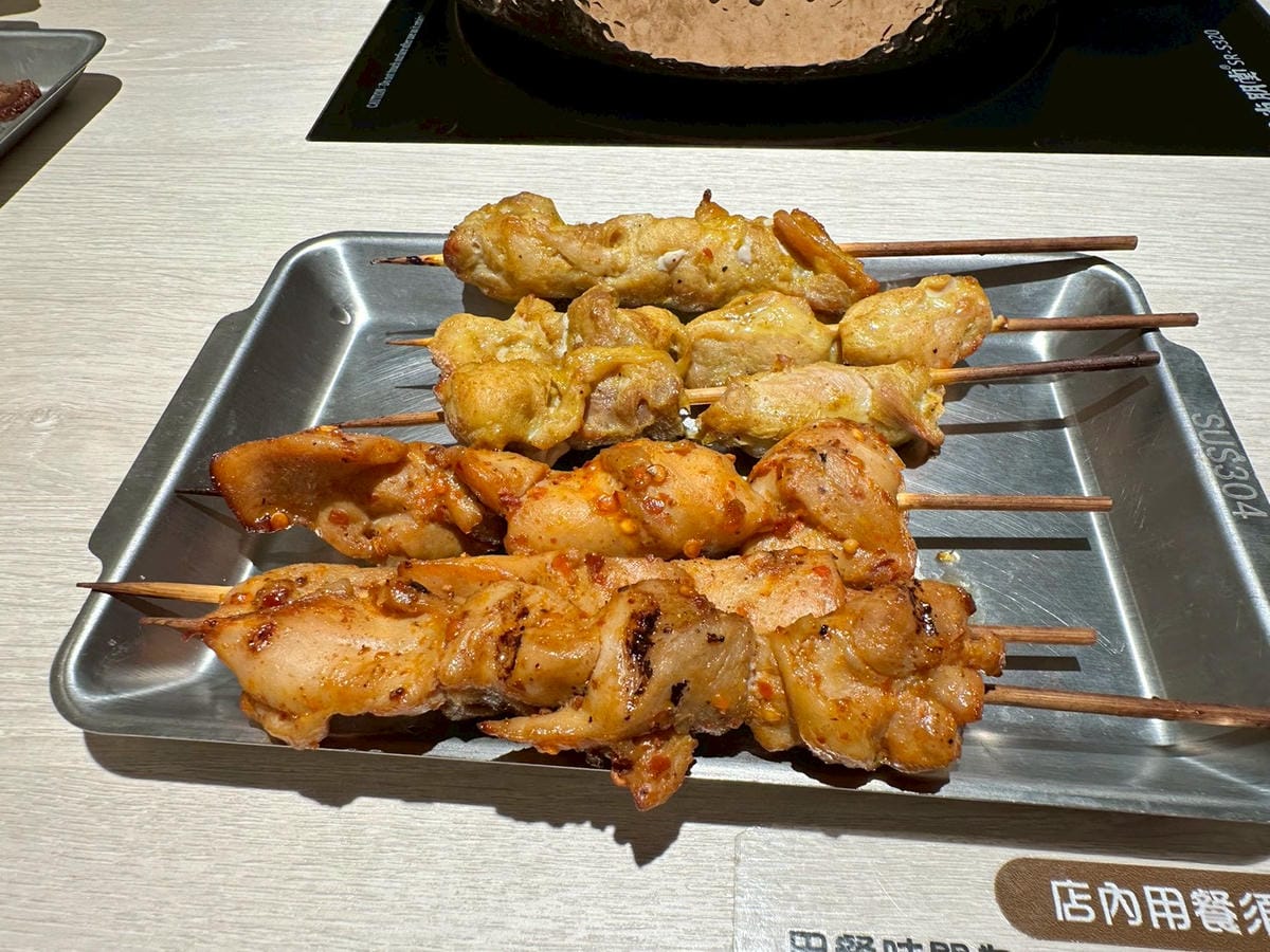 【桃園中壢區|呀屋火鍋烤串吃到飽(新開幕)】|海鮮控拍胸口推薦!滿桌海味、肉品漂亮、串燒現烤超加分,一家人吃得幸福飽飽 - 第15張圖 【桃園中壢區|呀屋火鍋烤串吃到飽(新開幕)】|海鮮控拍胸口推薦!滿桌海味、肉品漂亮、串燒現烤超加分,一家人吃得幸福飽飽