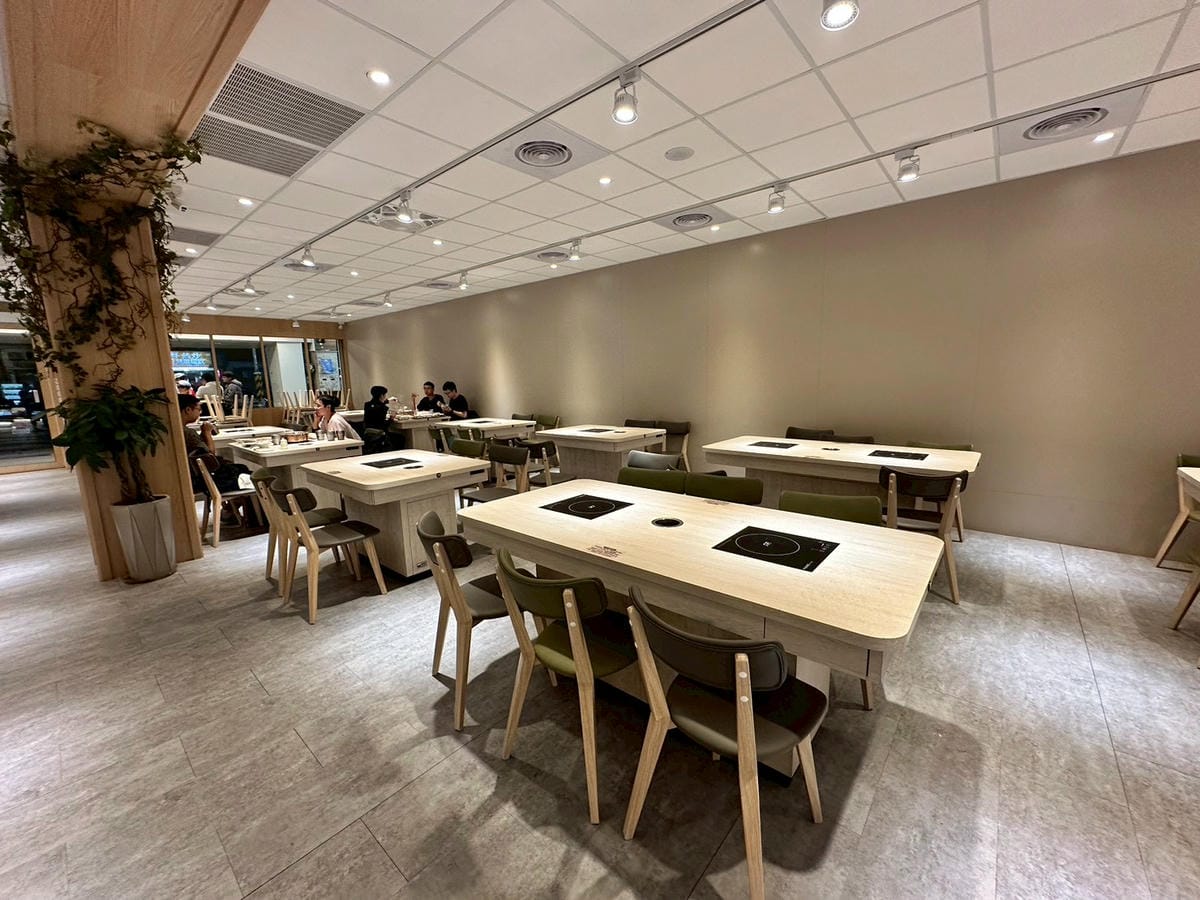 【桃園中壢區|呀屋火鍋烤串吃到飽(新開幕)】|海鮮控拍胸口推薦!滿桌海味、肉品漂亮、串燒現烤超加分,一家人吃得幸福飽飽 - 第26張圖 【桃園中壢區|呀屋火鍋烤串吃到飽(新開幕)】|海鮮控拍胸口推薦!滿桌海味、肉品漂亮、串燒現烤超加分,一家人吃得幸福飽飽