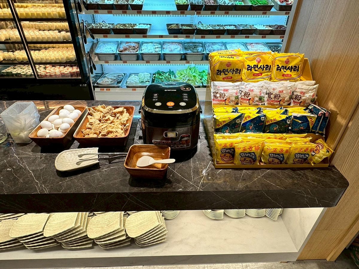 【桃園中壢區｜呀屋火鍋烤串吃到飽（新開幕）】｜海鮮控拍胸口推薦！滿桌海味、肉品漂亮、串燒現烤超加分，一家人吃得幸福飽飽