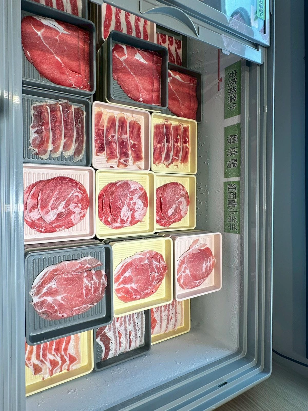 【桃園中壢區｜呀屋火鍋烤串吃到飽（新開幕）】｜海鮮控拍胸口推薦！滿桌海味、肉品漂亮、串燒現烤超加分，一家人吃得幸福飽飽