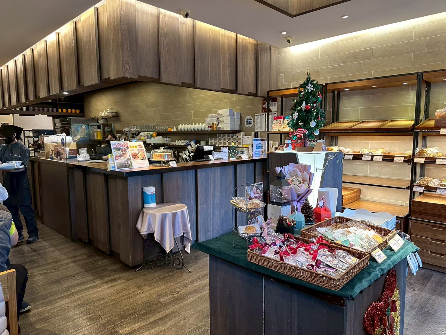 【台北南港區｜NEVERLAND Bakery Cafe】｜聖誕季的氛圍剛剛好，吃一頓帶著節日氣息的午餐