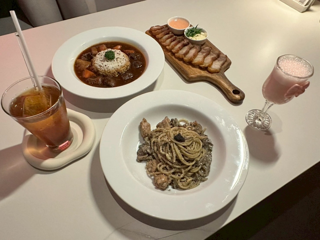 K Plus x Mirana 店內夜晚餐酒館氛圍
