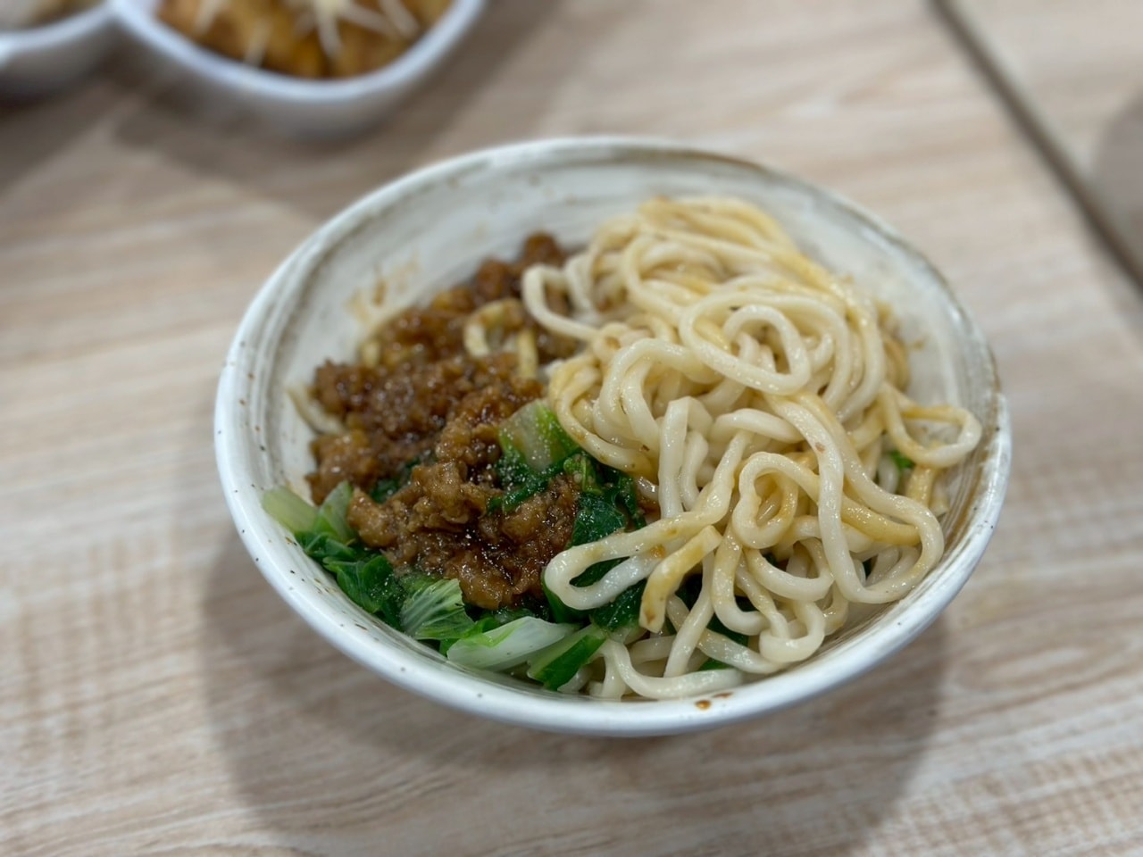 【新北中和區|中和米粉湯】宵夜首選!比手掌還大的「霸王煎」雙倍鮮蚵太震撼,內用續湯免費,在地人私藏點餐攻略! - 第8張圖 【新北中和區|中和米粉湯】宵夜首選!比手掌還大的「霸王煎」雙倍鮮蚵太震撼,內用續湯免費,在地人私藏點餐攻略!