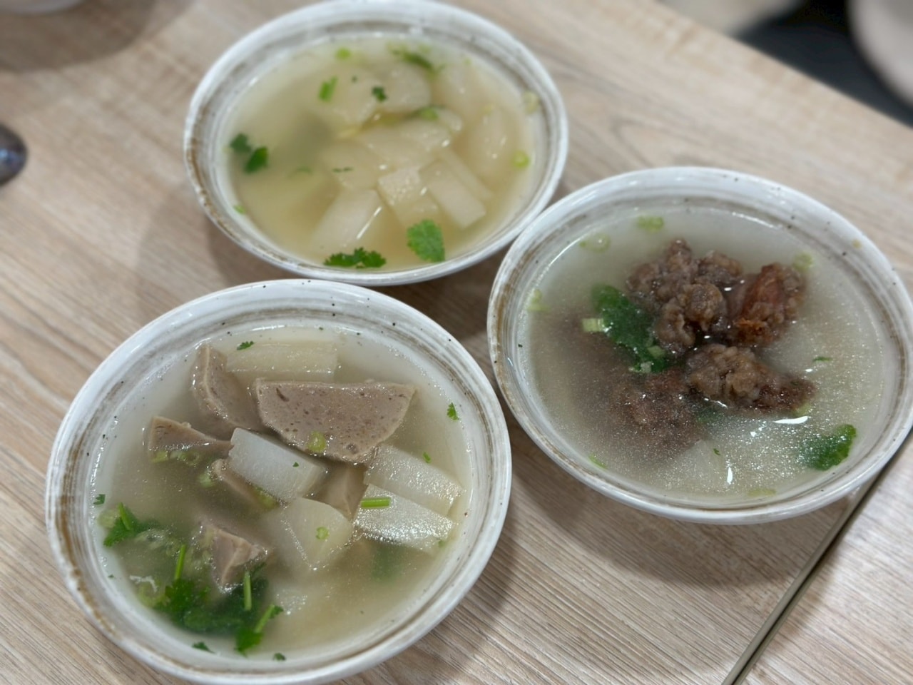 【新北中和區|中和米粉湯】宵夜首選!比手掌還大的「霸王煎」雙倍鮮蚵太震撼,內用續湯免費,在地人私藏點餐攻略! - 第11張圖 【新北中和區|中和米粉湯】宵夜首選!比手掌還大的「霸王煎」雙倍鮮蚵太震撼,內用續湯免費,在地人私藏點餐攻略!