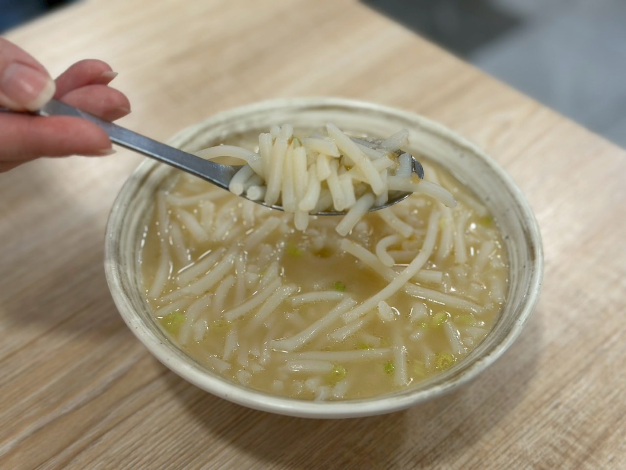 【新北中和區|中和米粉湯】宵夜首選!比手掌還大的「霸王煎」雙倍鮮蚵太震撼,內用續湯免費,在地人私藏點餐攻略! - 第5張圖 【新北中和區|中和米粉湯】宵夜首選!比手掌還大的「霸王煎」雙倍鮮蚵太震撼,內用續湯免費,在地人私藏點餐攻略!