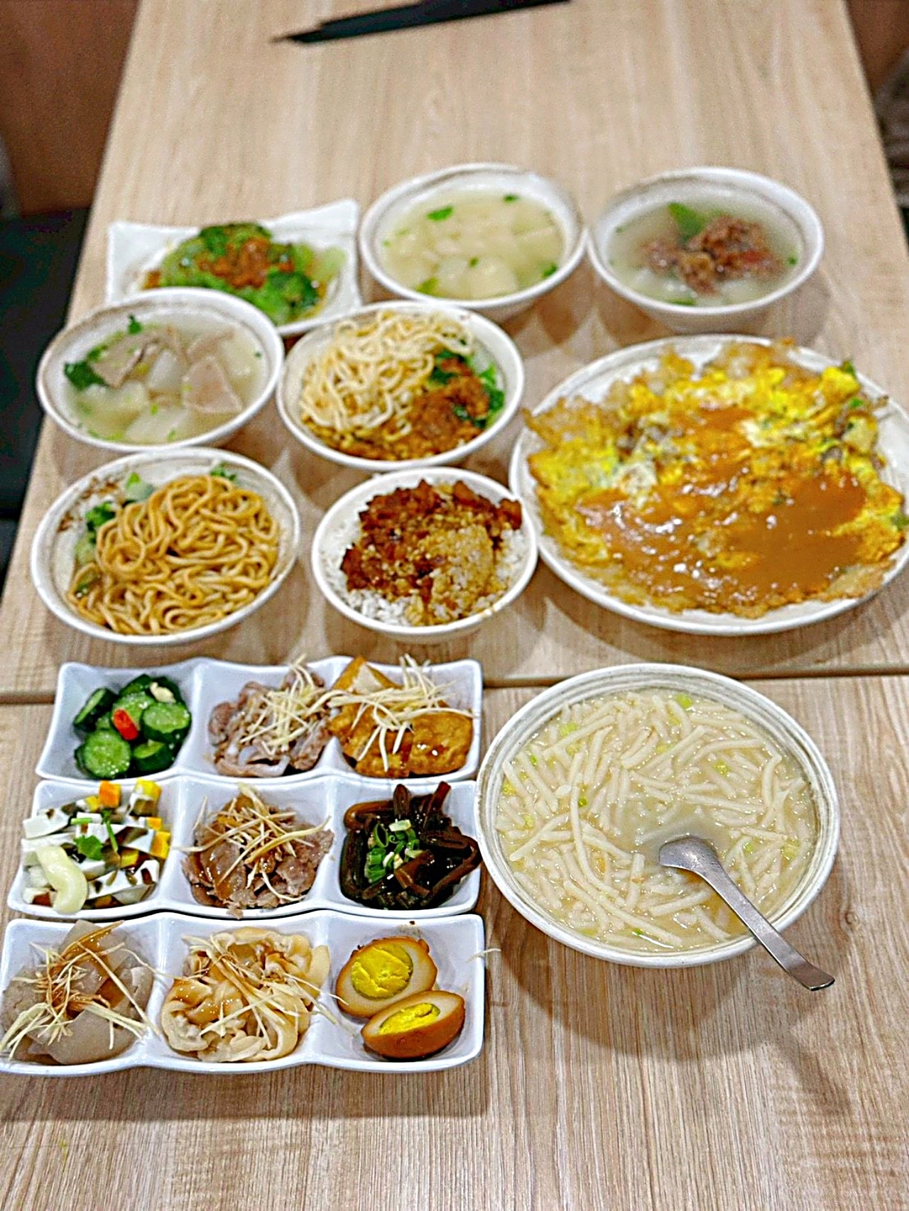 中和米粉湯霸王煎雙倍鮮蚵特寫、金磚滷肉飯膠質特寫、手作拉麵Q彈畫面、小菜組合豐富實拍。