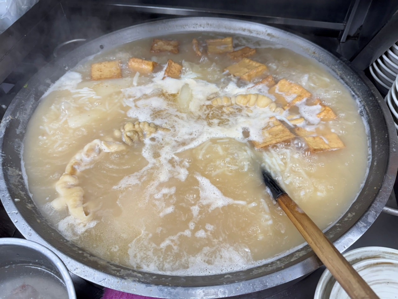 【新北中和區|中和米粉湯】宵夜首選!比手掌還大的「霸王煎」雙倍鮮蚵太震撼,內用續湯免費,在地人私藏點餐攻略! - 第1張圖 【新北中和區|中和米粉湯】宵夜首選!比手掌還大的「霸王煎」雙倍鮮蚵太震撼,內用續湯免費,在地人私藏點餐攻略!