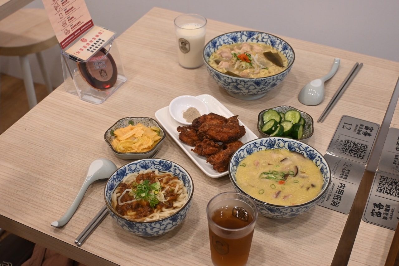 富善雞湯麵舖招牌、剝皮辣椒雞肉麵、百菇雞腿濃湯、脆皮炸雞、難忘涼拌小黃瓜、豆花自助區