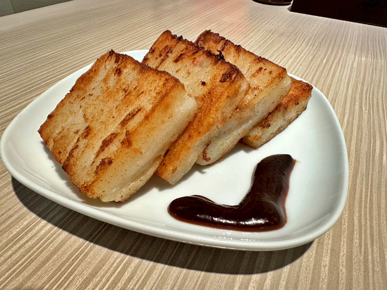 【台北市松山區|彌敦道茶餐廳】17 年老字號正統港味!16 道經典與新品全攻略,香港老闆坐鎮的巷弄傳奇 - 第2張圖 【台北市松山區|彌敦道茶餐廳】17 年老字號正統港味!16 道經典與新品全攻略,香港老闆坐鎮的巷弄傳奇