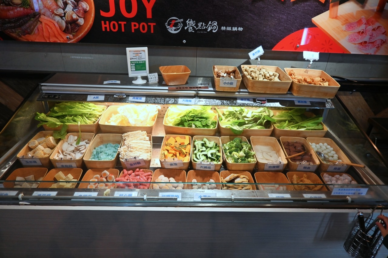 【桃園火鍋｜饗點鍋-莊敬店】海味精華與 20 盎司肉山的極致對話！嚴選海鮮盤，現切熟成肉與澎湃自助吧吃到飽