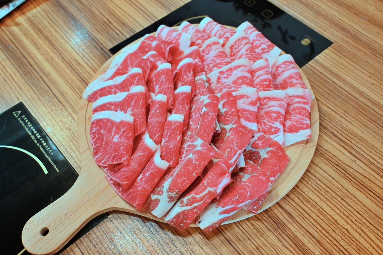 【桃園火鍋｜饗點鍋-莊敬店】海味精華與 20 盎司肉山的極致對話！嚴選海鮮盤，現切熟成肉與澎湃自助吧吃到飽