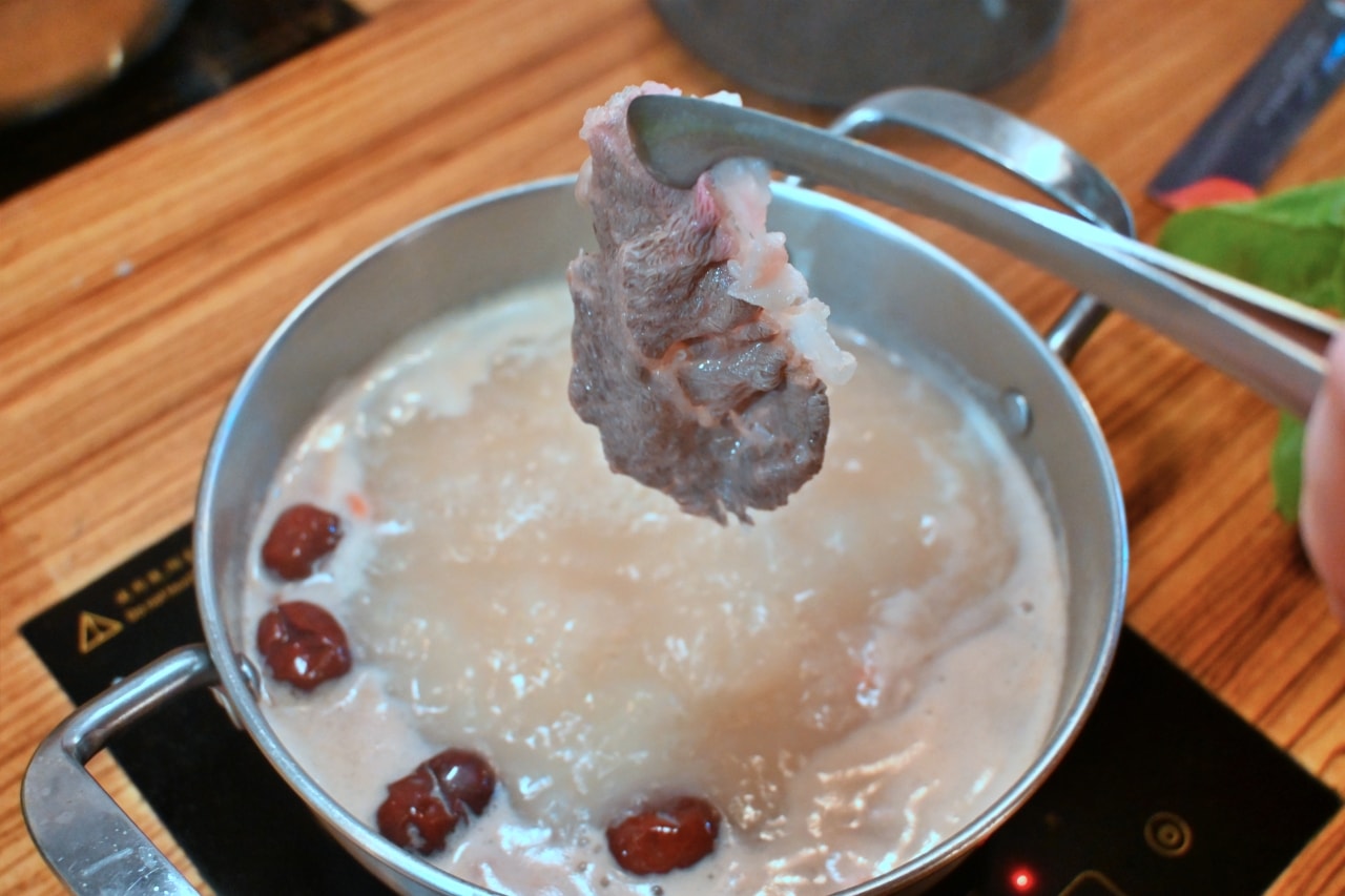 【桃園火鍋｜饗點鍋-莊敬店】海味精華與 20 盎司肉山的極致對話！嚴選海鮮盤，現切熟成肉與澎湃自助吧吃到飽