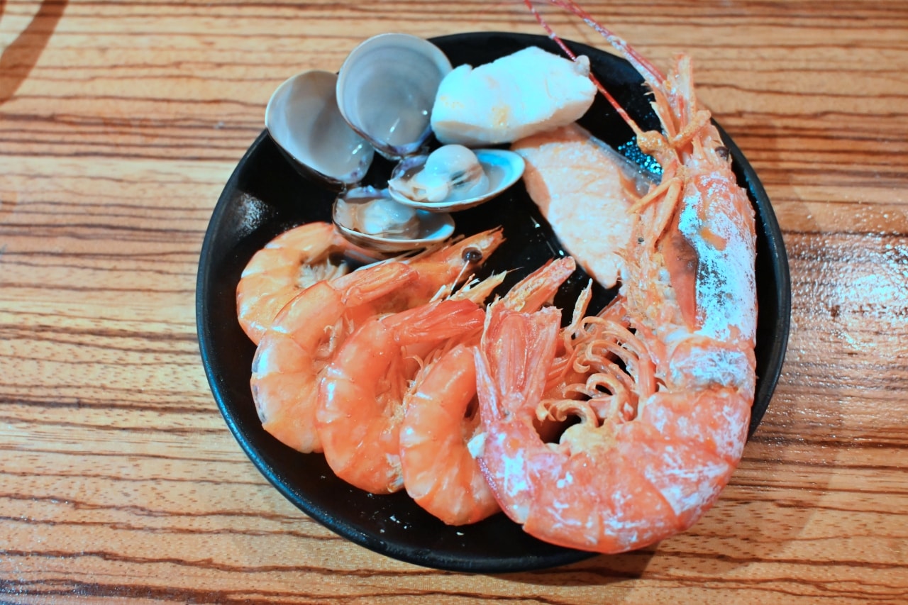 【桃園火鍋｜饗點鍋-莊敬店】海味精華與 20 盎司肉山的極致對話！嚴選海鮮盤，現切熟成肉與澎湃自助吧吃到飽