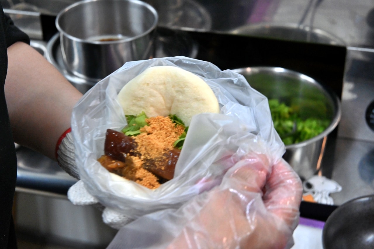【台北大同區|黃師父真功夫美食】|延三夜市的「夢幻魔力豬血糕」,被爆量花生粉覆蓋的太極醬香 - 第13張圖 【台北大同區|黃師父真功夫美食】|延三夜市的「夢幻魔力豬血糕」,被爆量花生粉覆蓋的太極醬香